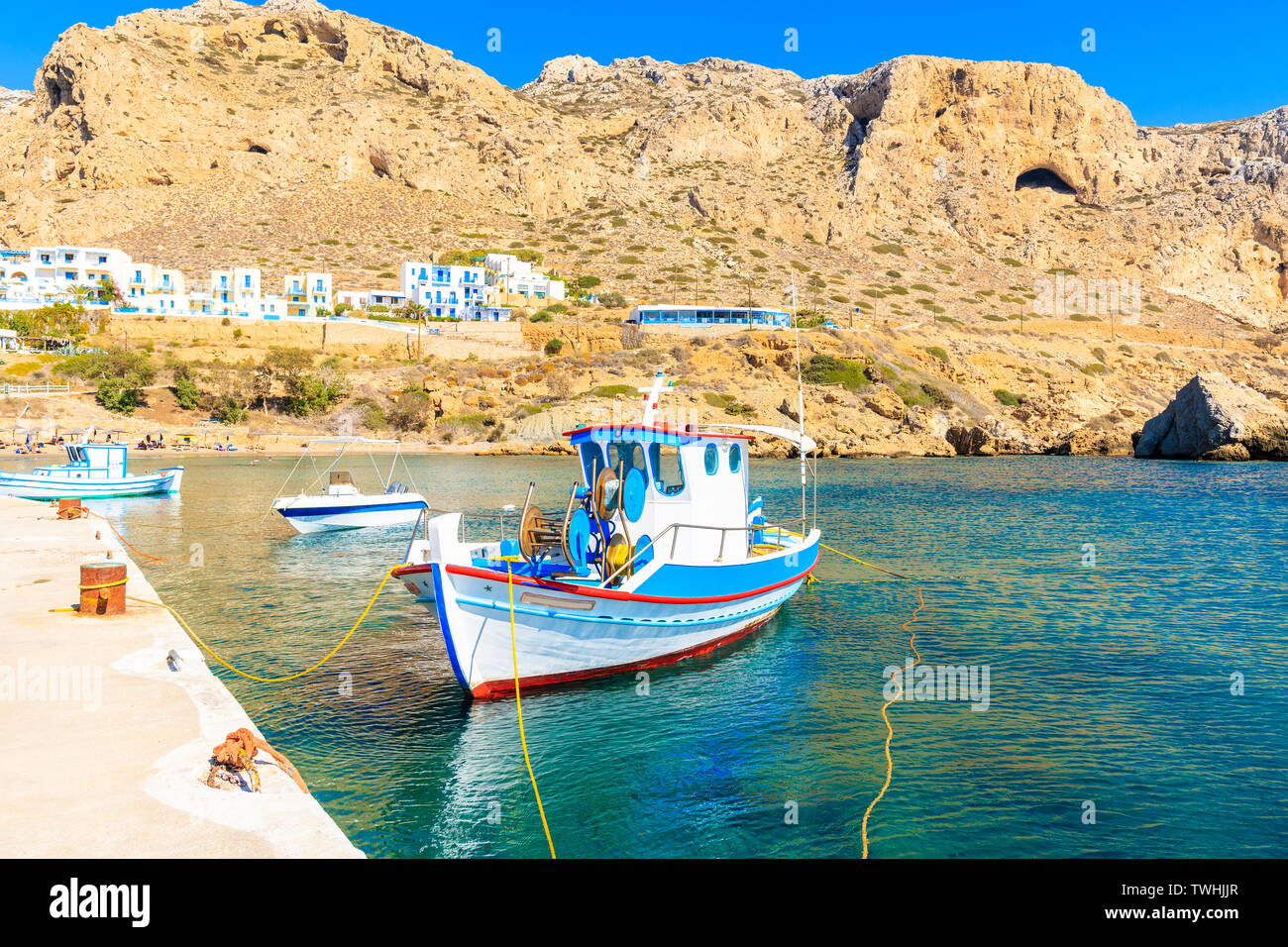 Barca da pesca nella pittoresca Finiki porta con le montagne sullo sfondo, Karpathos Island, Grecia Foto Stock