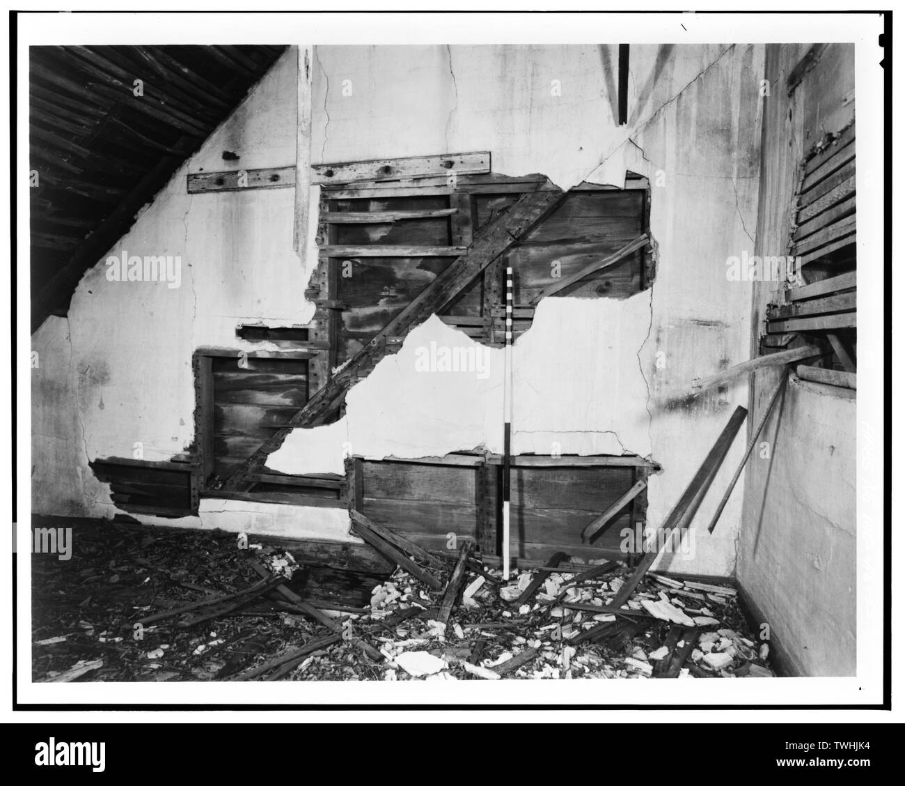 Secondo piano, NORTHWEST CAMERA, parete nord, che illustra le diverse fasi di costruzione. Nota puntone del periodo prima del tetto è stato sollevato e la casa allargata. - Charles' dono, membro dei percorsi 2 e 4, Lusby, Calvert County, MD; St. Mary's città Commissione, sponsor, Maryland attendibilità storica, sponsor; barbiere, Douglas, fotografo; Carson, Cary, delineatore Foto Stock