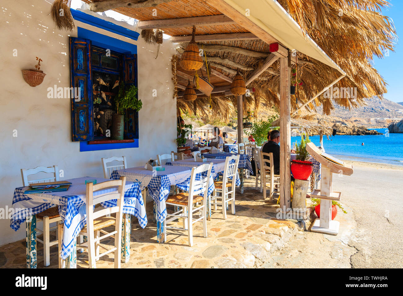 FINIKI PORTA, KARPATHOS ISLAND - Set 25, 2018: tipica taverna greca in Finiki porta sul isola di Karpathos. La Grecia è molto popolare meta di vacanza in E Foto Stock