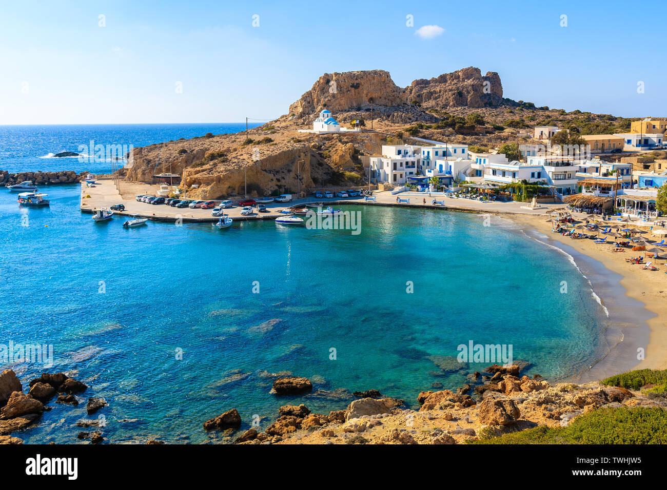 Vista di Finiki il porto e la spiaggia, Karpathos Island, Grecia Foto Stock