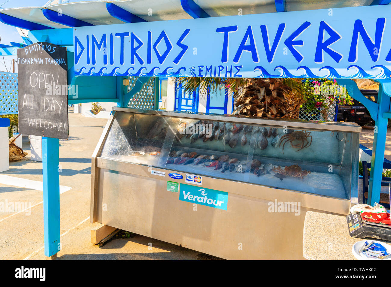 FINIKI PORTA, KARPATHOS ISLAND - Set 25, 2018: Stand presentando pesce fresco per mangiare nel ristorante taverna nel villaggio sulla costa di Karpathos Island, Grecia Foto Stock