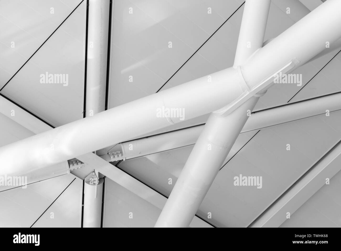 Interna struttura a soffitto con travi in acciaio e pannelli bianchi. Abstract architettura industriale foto di sfondo Foto Stock