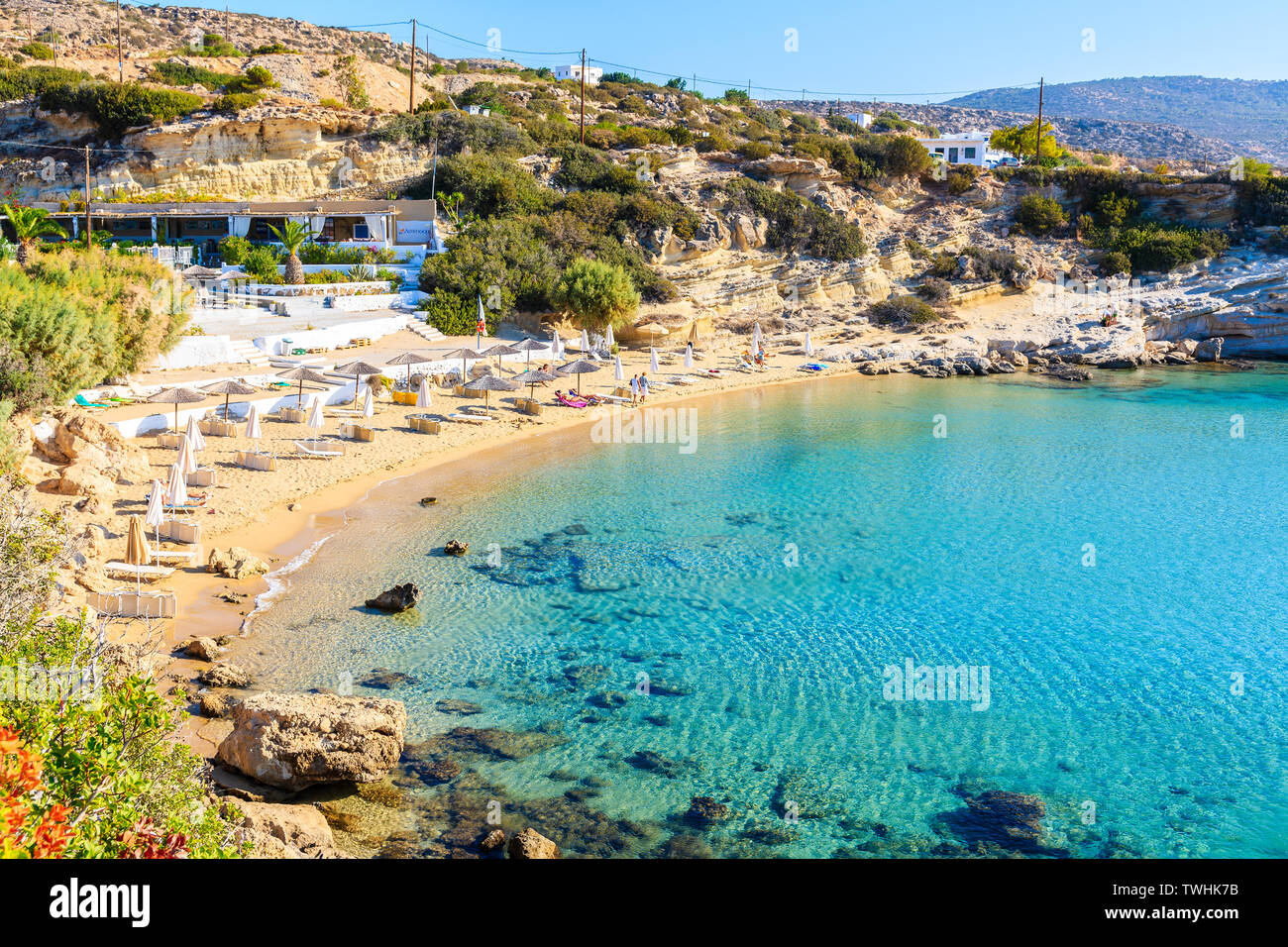 Stupenda baia con spiaggia in Ammopi villaggio sulla costa del mare di Karpathos Island, Grecia Foto Stock