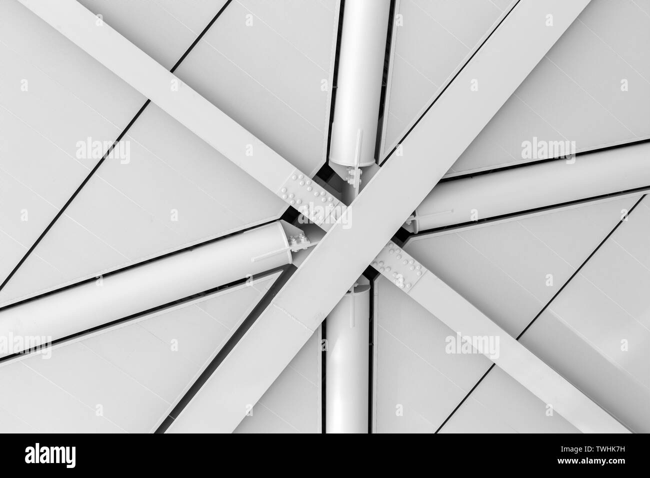 Abstract architettura industriale foto di sfondo, interna struttura a soffitto con travi in acciaio e pannelli bianchi Foto Stock
