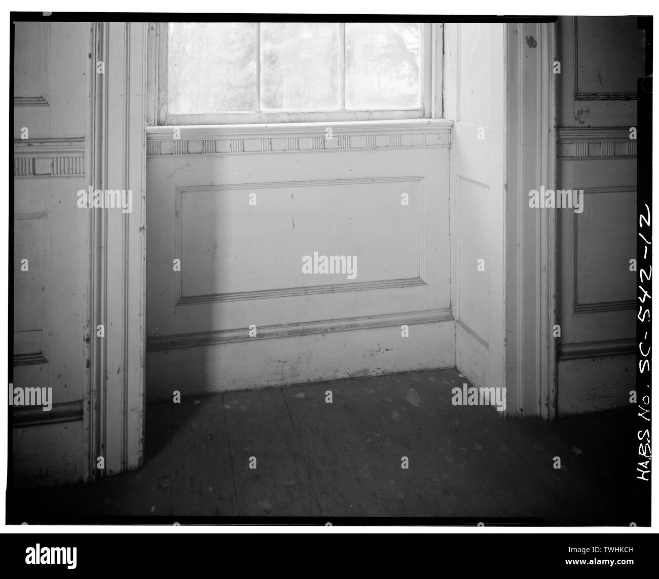Secondo piano, a sud est della camera- WAINSCOT e rivelano la finestra - Elizabeth Barnwell Gough House, 705 Washington Street, Beaufort, Beaufort County, SC; Gough, Elizabeth Barnwell; Barnwell, Nathaniel; Barnwell, Jack; Brooker, Colin; Brooker, Jane Bruce; Historic Beaufort Foundation, sponsor; prezzo, Virginia Barrett, trasmettitore; Boucher, Jack e del fotografo; Brooker, Colin, storico; Bayless, Charles N, fotografo Foto Stock