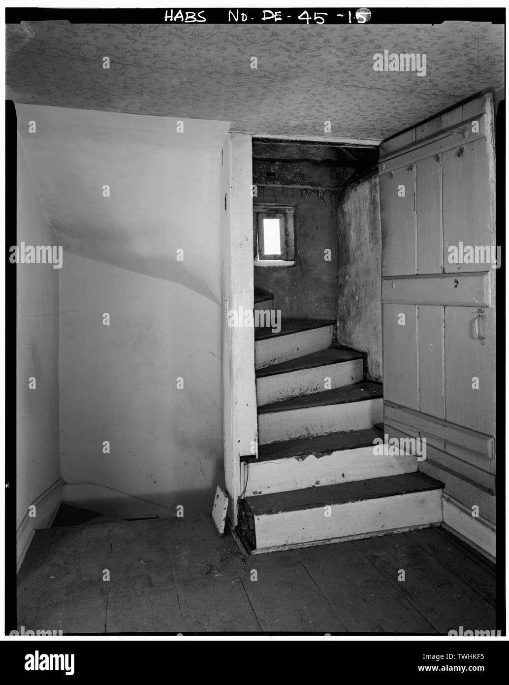 Secondo piano, SOUTHWEST CAMERA (CAMERA HALL), parete sud con scala interna alla soffitta e scale dal primo piano - John Richardson House, 15 Gara Street, Richardson Park, Wilmington, New Castle County, DE Foto Stock