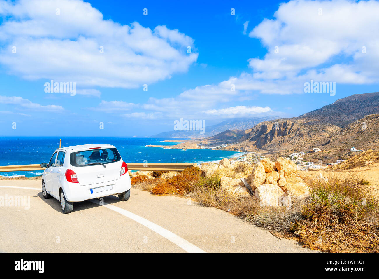 Noleggio auto parcheggiate sul lato strada durante l unità costiere intorno a Karpathos Island, Grecia Foto Stock