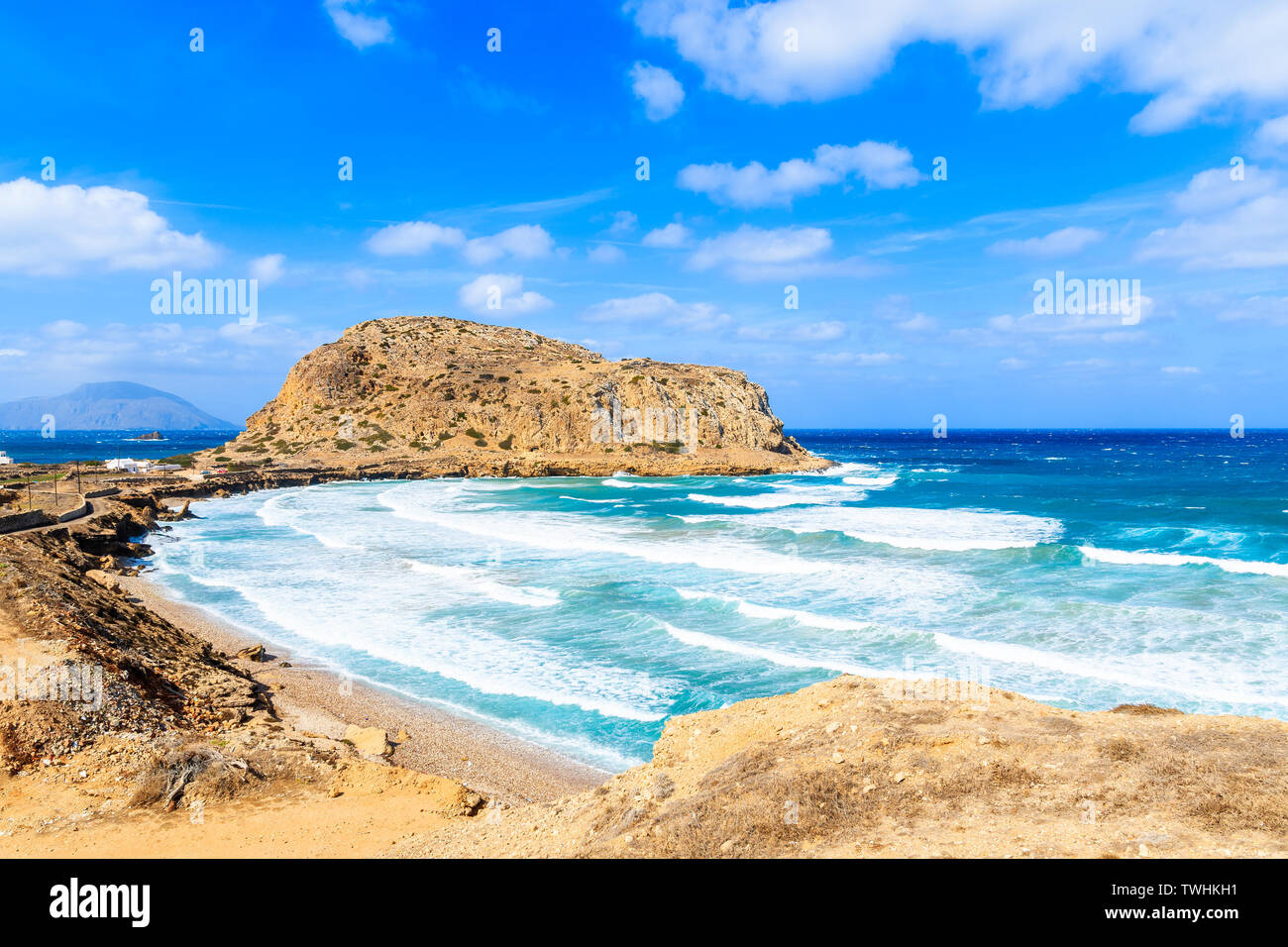 Bella Baia con onde del mare sulla giornata di vento, Karpathos Island, Grecia Foto Stock