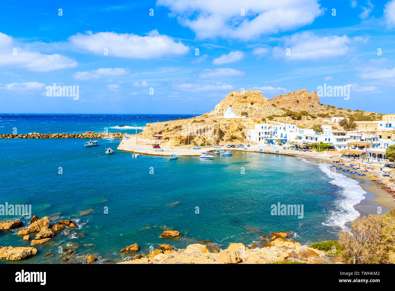 Vista di Finiki il porto e la spiaggia sulla costa del mare di Karpathos Island, Grecia Foto Stock