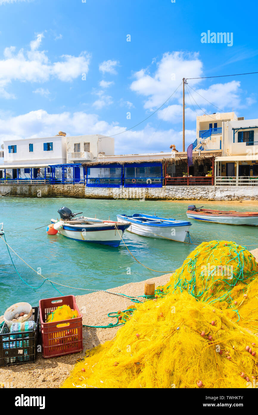 Barche da pesca nel porto di Lefkos con taverne in background, Karpathos Island, Grecia Foto Stock