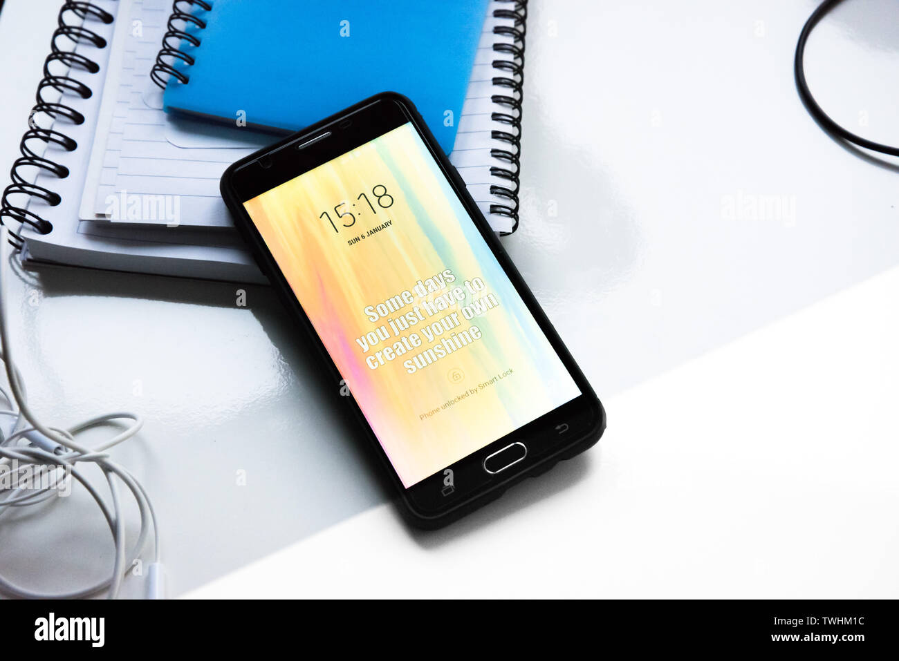 Annuncio della scrittura testo che mostra alcuni giorni si hanno solo a creare il vostro proprio sunshine. Il concetto di business per la motivazione successo scritto sul cellulare p Foto Stock