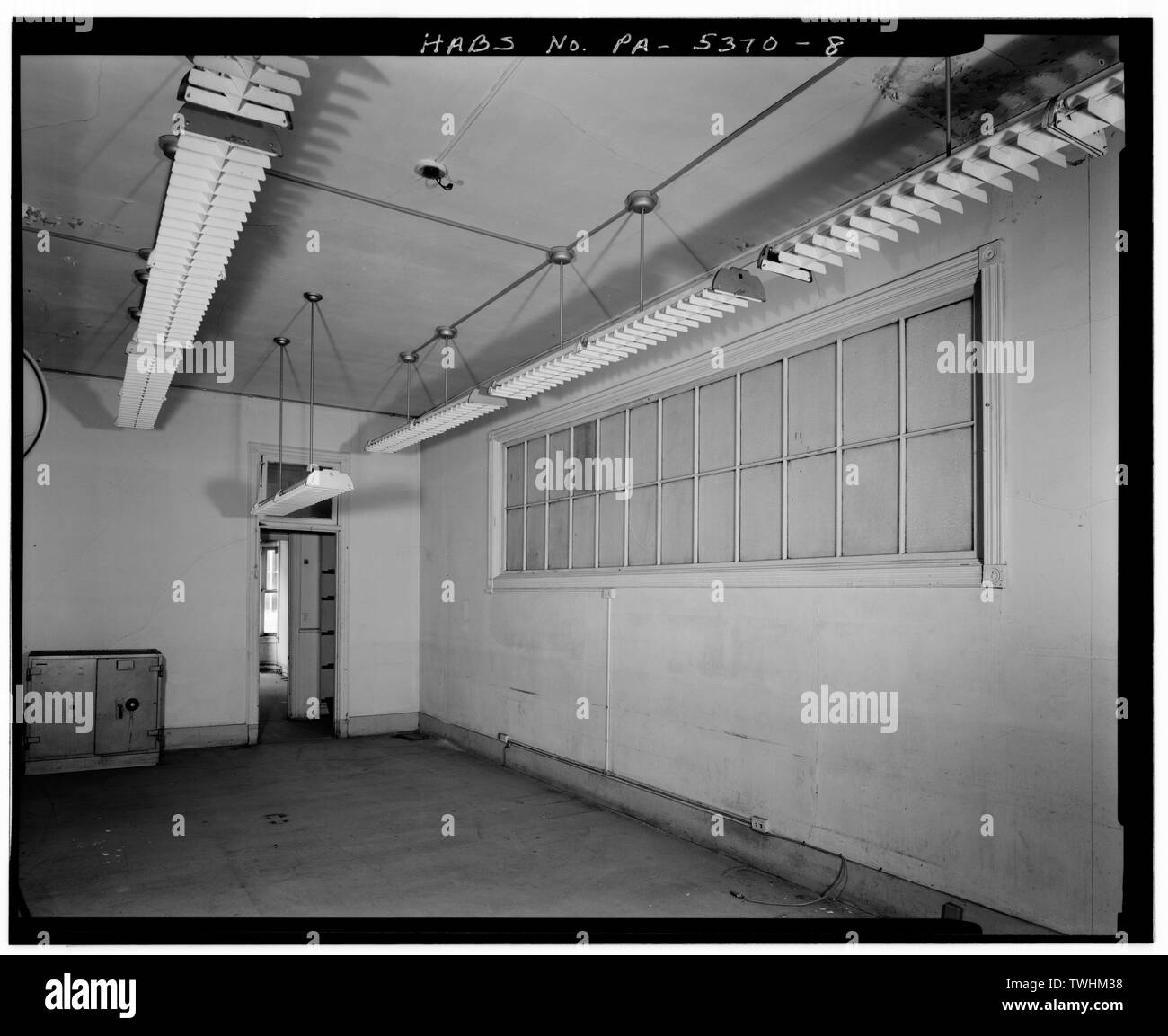 Secondo piano, la terza camera dal lato anteriore, a nord e a est di pareti, Mostra finestra SU SCALA HALL - Telegramma Edificio, 227 Walnut Street, Harrisburg, Dauphin County, PA; Smith, John C; Warner, James H; luogo, James M; Stark fratelli; Atlantic Refining Company; Dauphin County compagnia telefonica; telefono indipendente associazione; Pennsylvania di Stato telefono e traffico associazione; Western Union Telegraph Office; Bowie, John R, project manager; limiti, un Pierce, fotografo; Richman, Irwin, storico Foto Stock