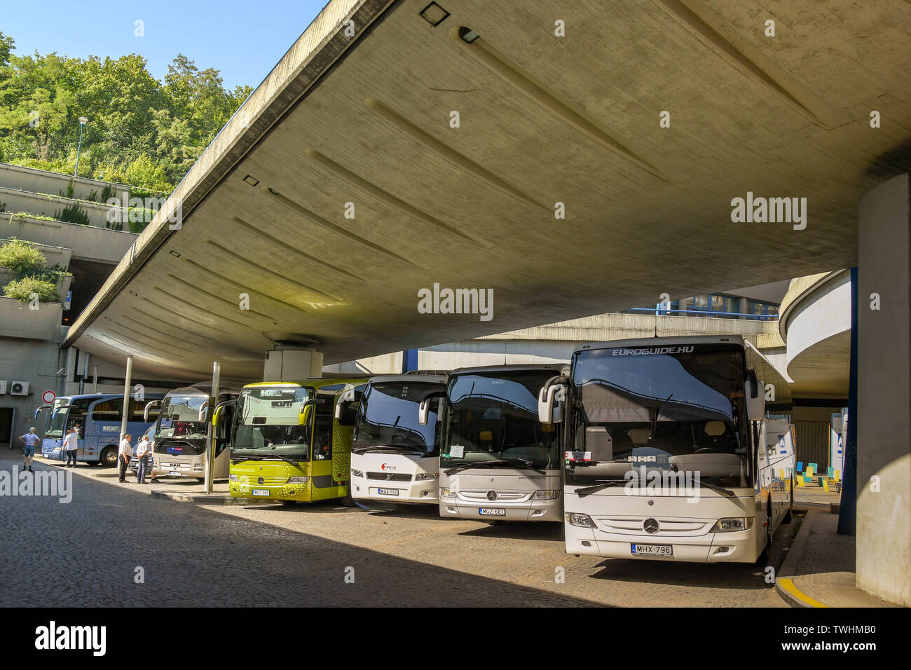 Praga, Repubblica ceca - Agosto 2018: fila di autobus parcheggiato sotto una tettoia di cemento vicino al centro di Praga. Foto Stock