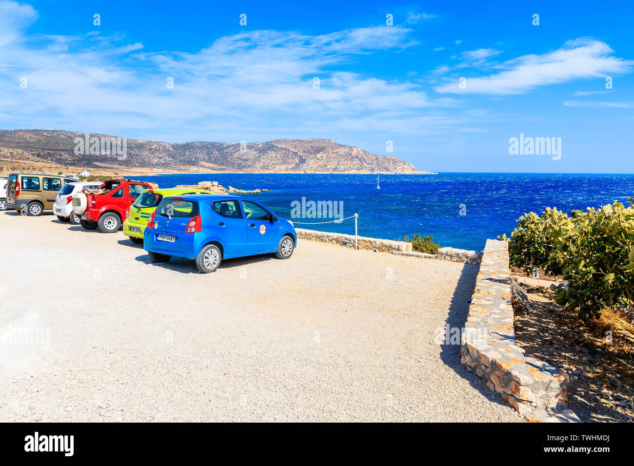 KARPATHOS Island, Grecia - Sep 26, 2018: Noleggio auto parcheggio sul punto di vista su isola di Karpathos Ammopi vicino villaggio, Grecia. Foto Stock