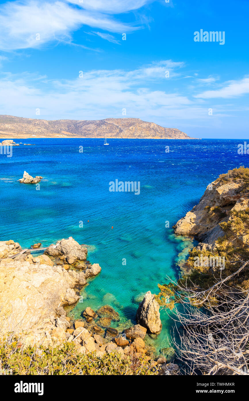Vista del bel mare Costa dell isola di Karpathos Ammopi vicino villaggio, Grecia Foto Stock