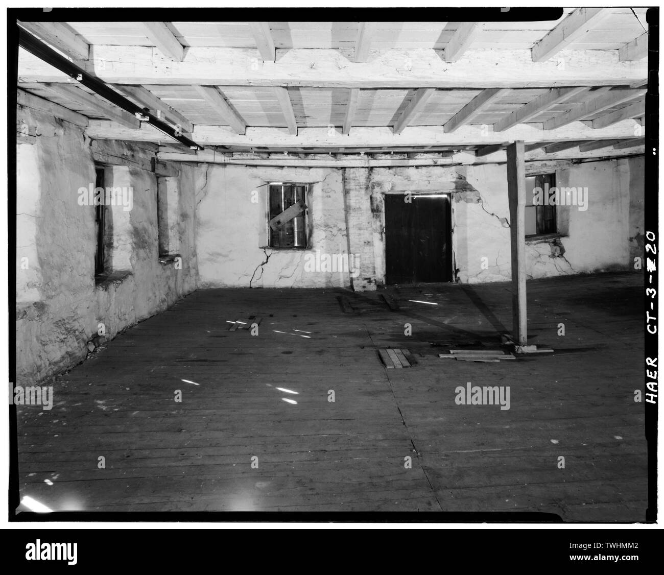 Secondo piano- angolo sud-ovest, guardando ad ovest - Phoenix Mill, banca del Nord del Fiume ancora, Phoenixville, Windham County, CT Foto Stock