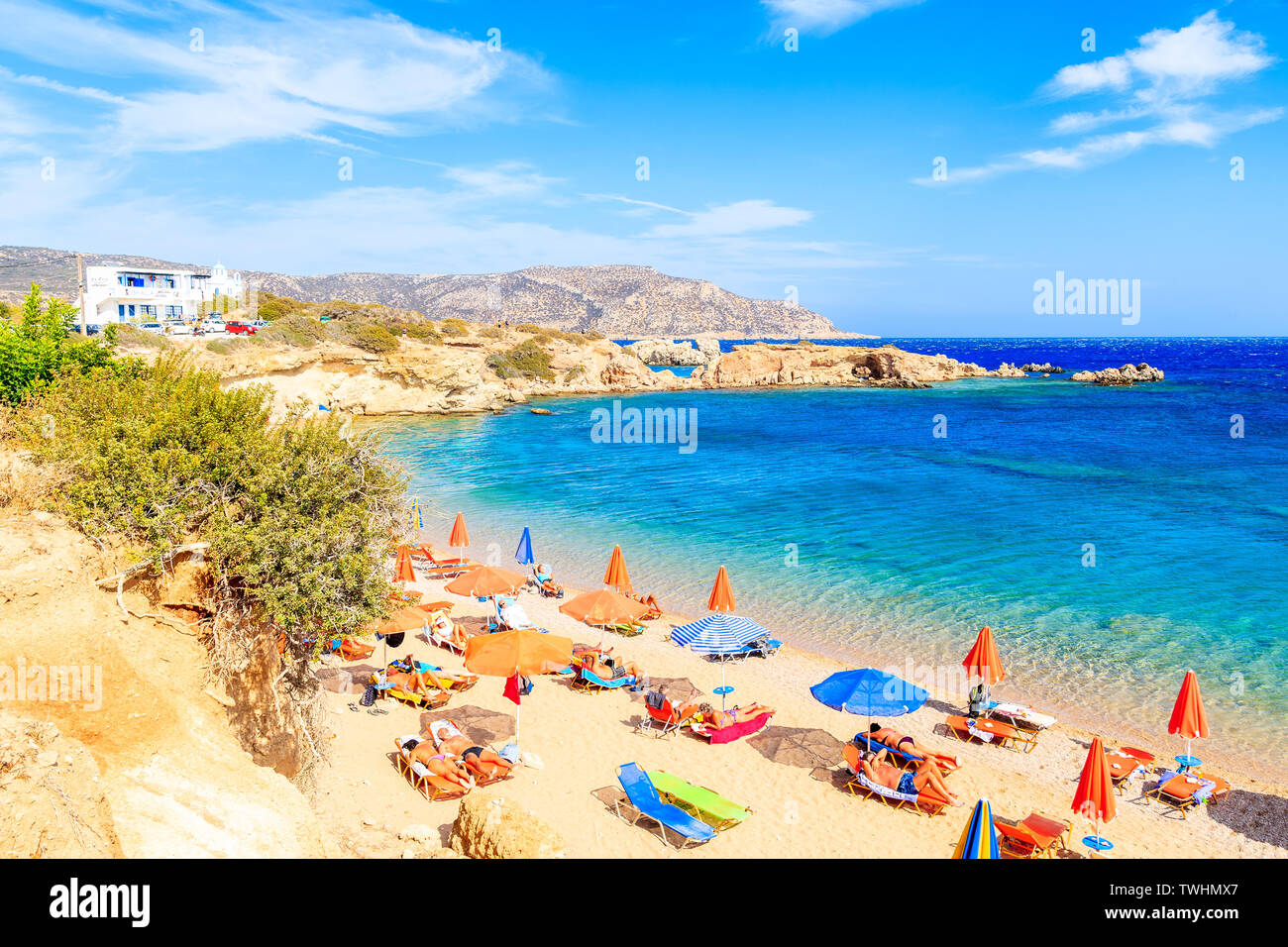 KARPATHOS Island, Grecia - Sep 26, 2018: persone relax sulla splendida spiaggia sull isola di Karpathos Ammopi vicino villaggio, Grecia. Foto Stock