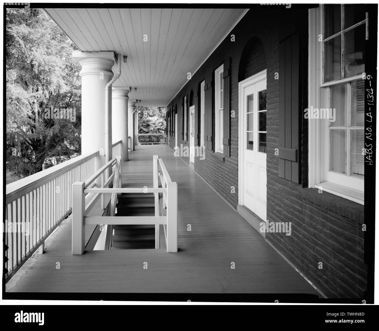 Secondo piano portico sulla facciata nord-est del nord-est edificio - STATI UNITI Caserma, Riverside Mall, Capitol Avenue, Front Street, Città spagnola, Baton Rouge, East Baton Rouge Parish, LA; Gadsden, James; Taylor, Zaccaria; Jandoli, Liz, trasmettitore Foto Stock