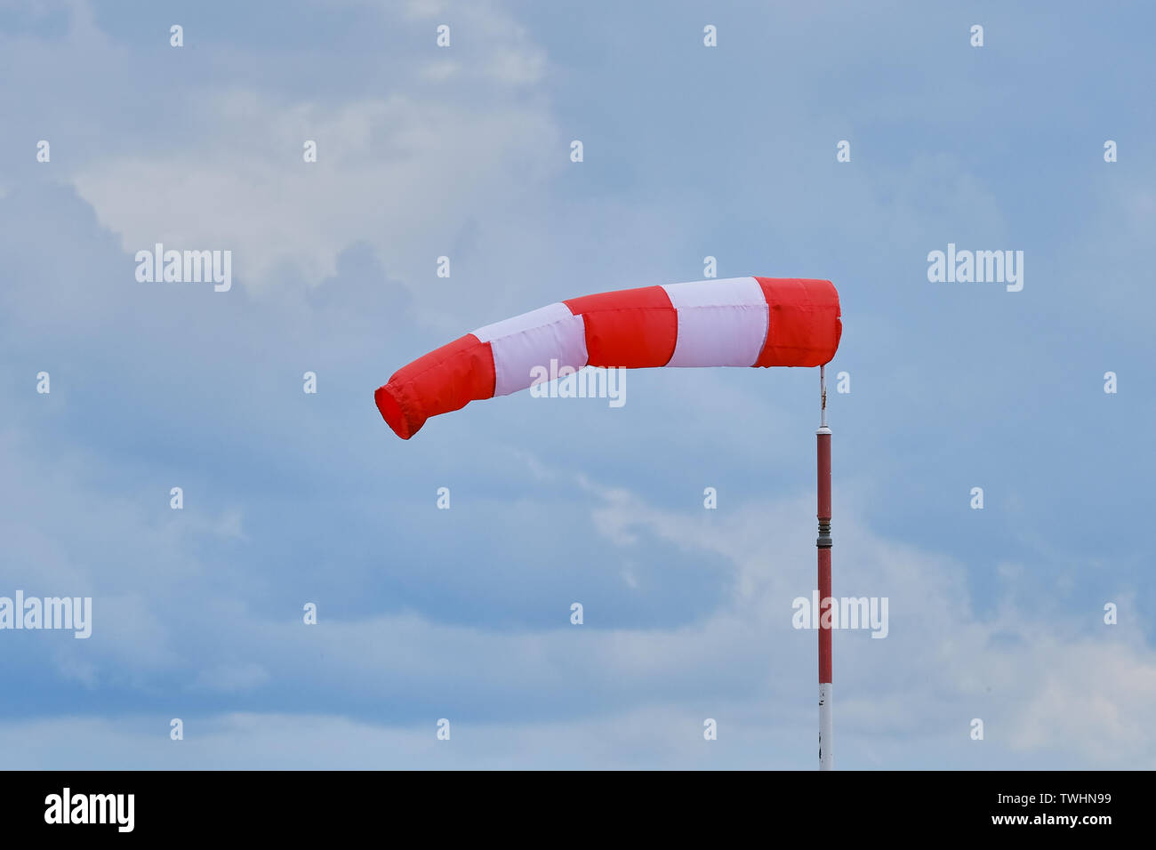 Indicatore del vento durante un forte vento. Indicatore del vento mostra direzione e forza del vento. In tessuto a forma di cono. È installato presso gli aeroporti di aeromobili di piccole dimensioni Foto Stock