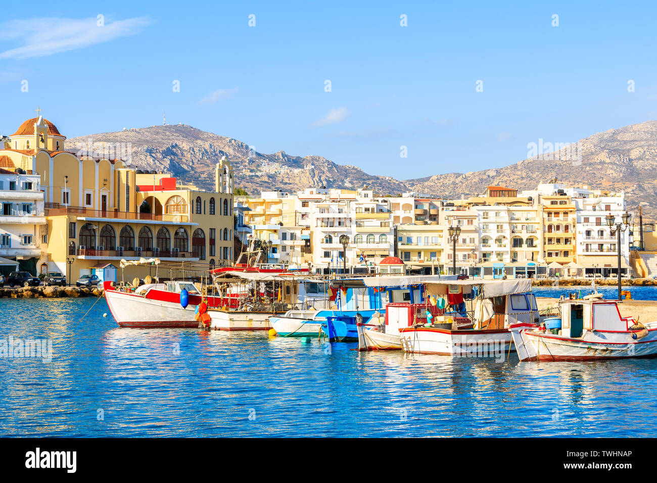 Barche in bella Pigadia porto di pesca con le montagne sullo sfondo, Karpathos Island, Grecia Foto Stock