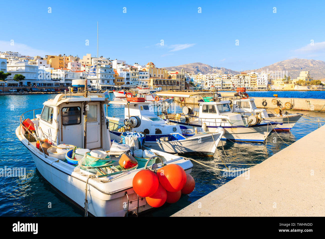 Barche in bella Pigadia porto di pesca con le montagne sullo sfondo, Karpathos Island, Grecia Foto Stock