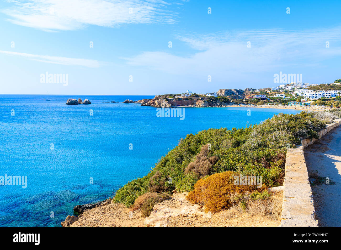 Passeggiata costiera lungo l azzurro del mare in una bellissima baia sulla isola di Karpathos Ammopi nel villaggio, Grecia Foto Stock