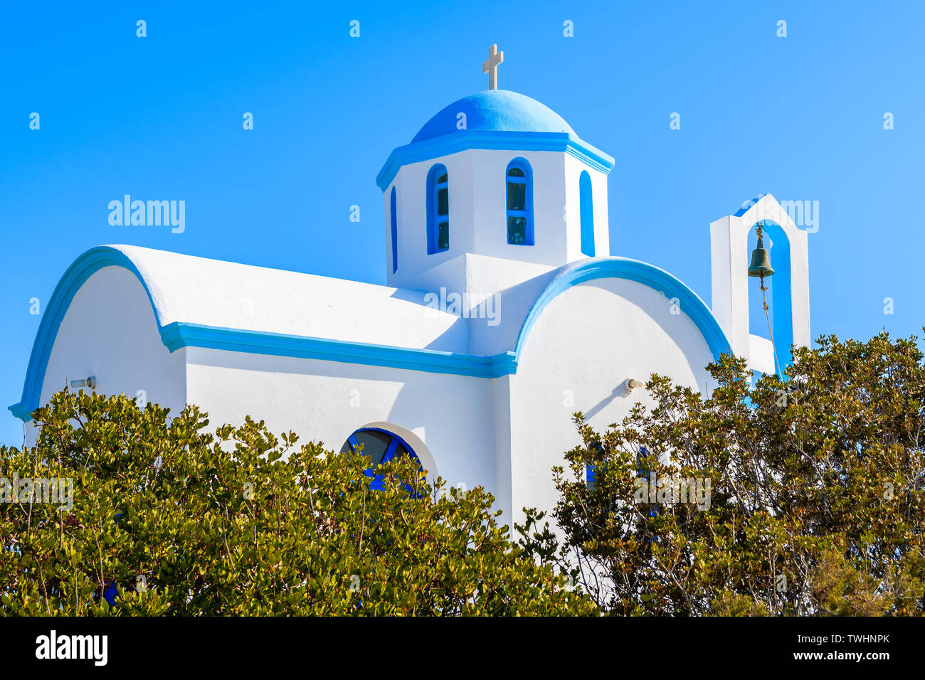 Tradizionali imbiancati chiesa con cupola blu su Karpathos Island, Grecia Foto Stock