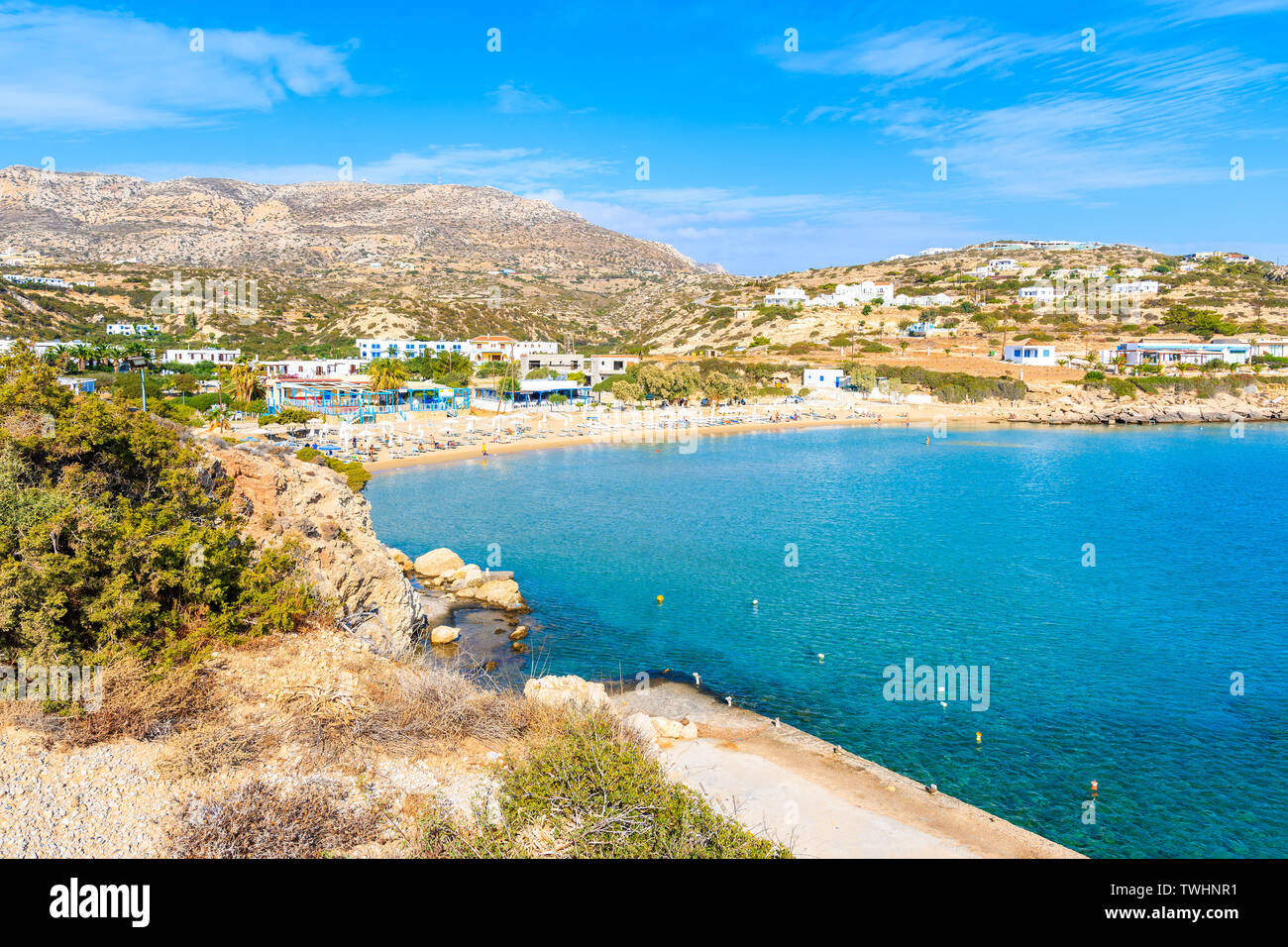 Vista del mare baia con spiaggia bellissima sull isola di Karpathos Ammopi nel villaggio, Grecia Foto Stock