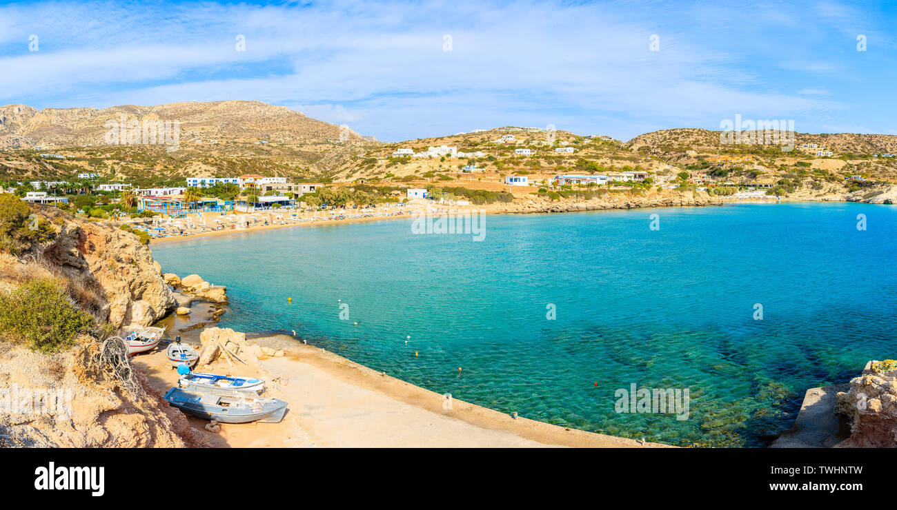 Vista panoramica della splendida spiaggia nel villaggio di Ammopi su Karpathos Island, Grecia Foto Stock