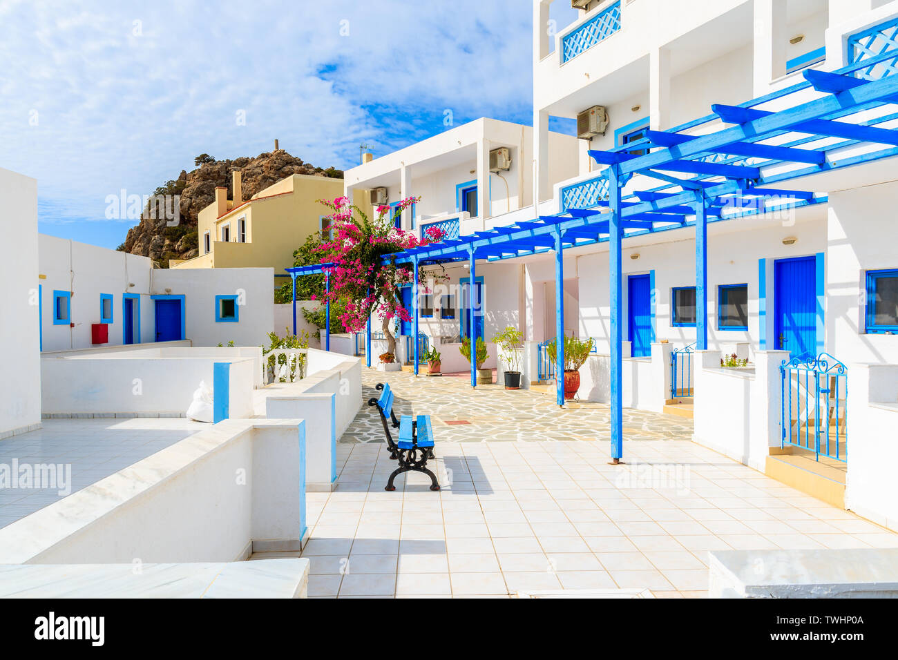 Bianco tipico greco appartamenti in villaggio Ammopi su Karpathos Island, Grecia Foto Stock