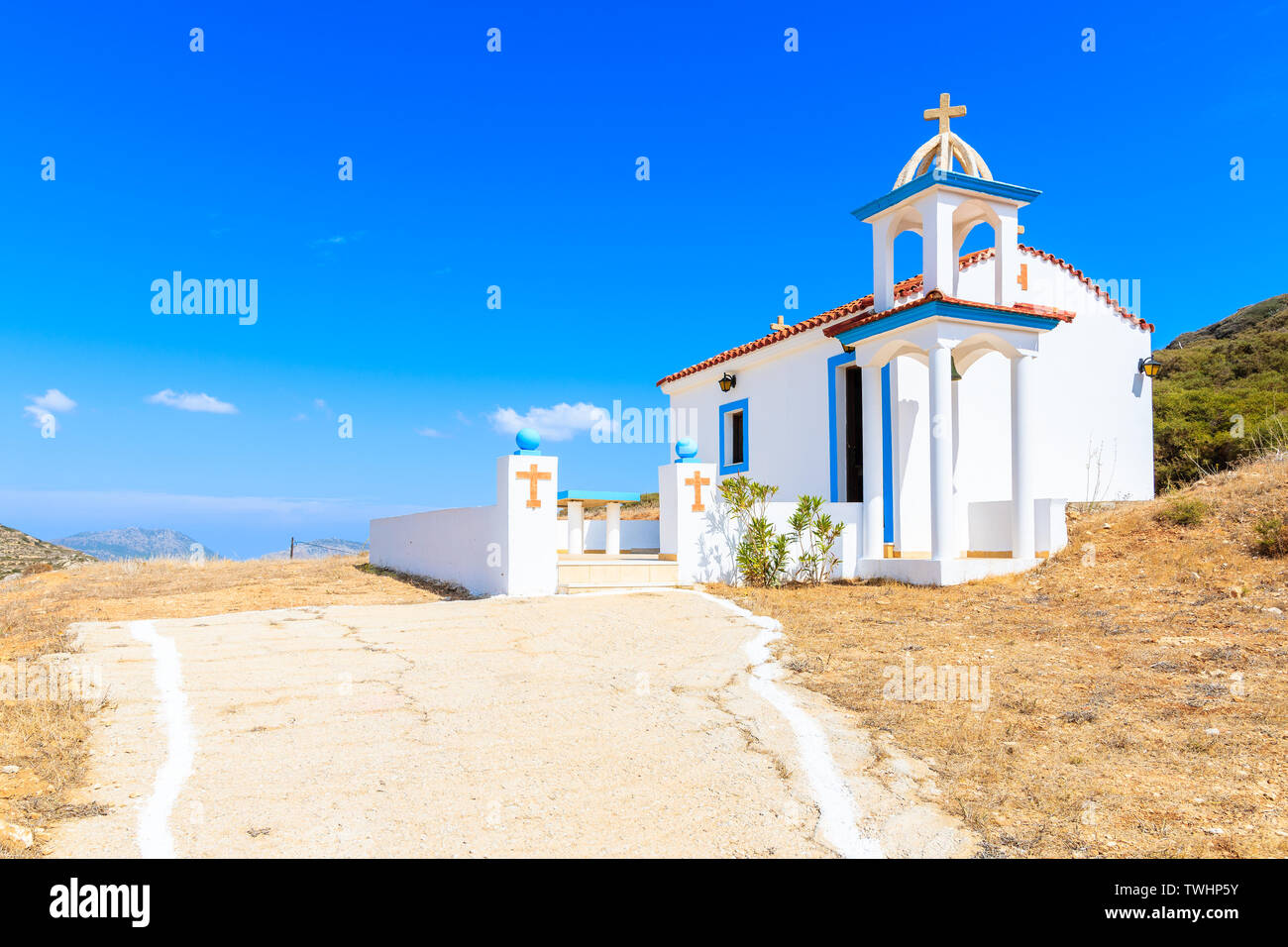Bianco tradizionale chiesa in montagne di Karpathos Island, Grecia Foto Stock