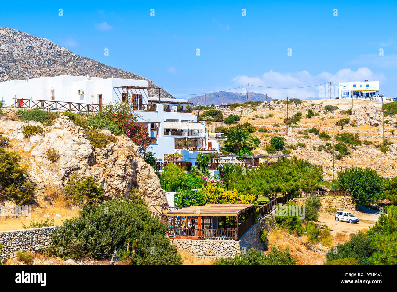 Tipico greco appartamenti in villaggio Ammopi, Karpathos Island, Grecia Foto Stock
