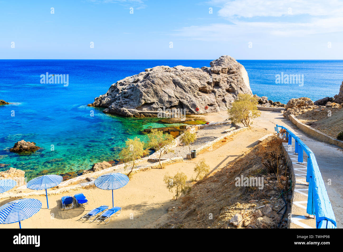 Bella baia con spiaggia di Ammopi villaggio sulla costa del mare di Karpathos Island, Grecia Foto Stock