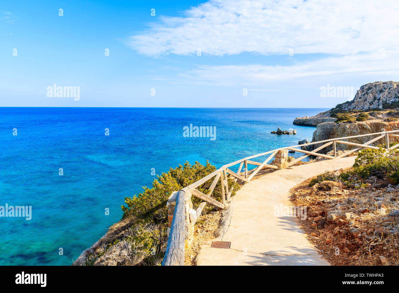 Sentiero costiero lungo mare sull isola di Karpathos Ammopi vicino villaggio, Grecia Foto Stock