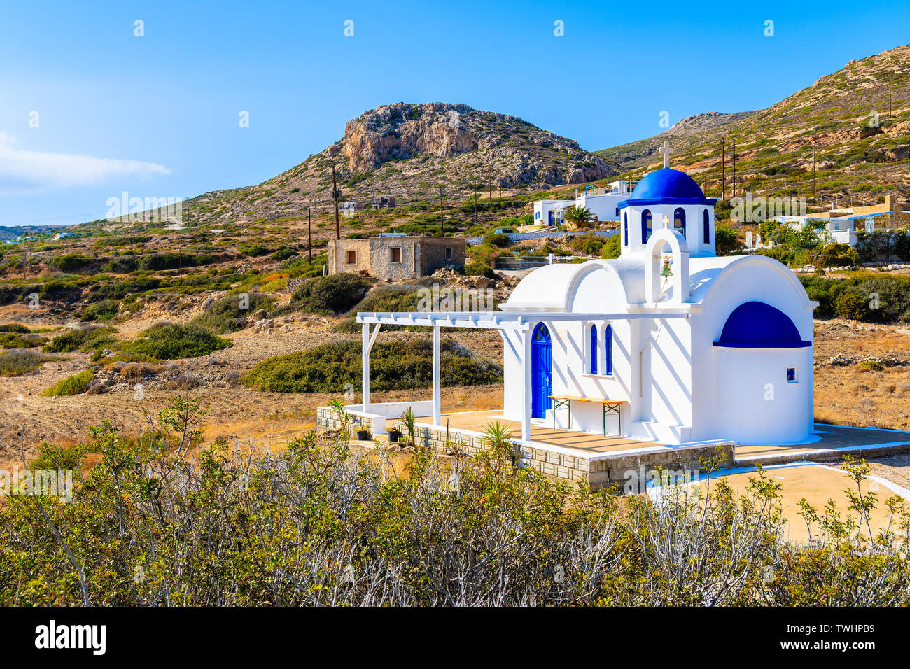 Bianco tradizionale chiesa nel paesaggio rurale di Karpathos Island, Grecia Foto Stock