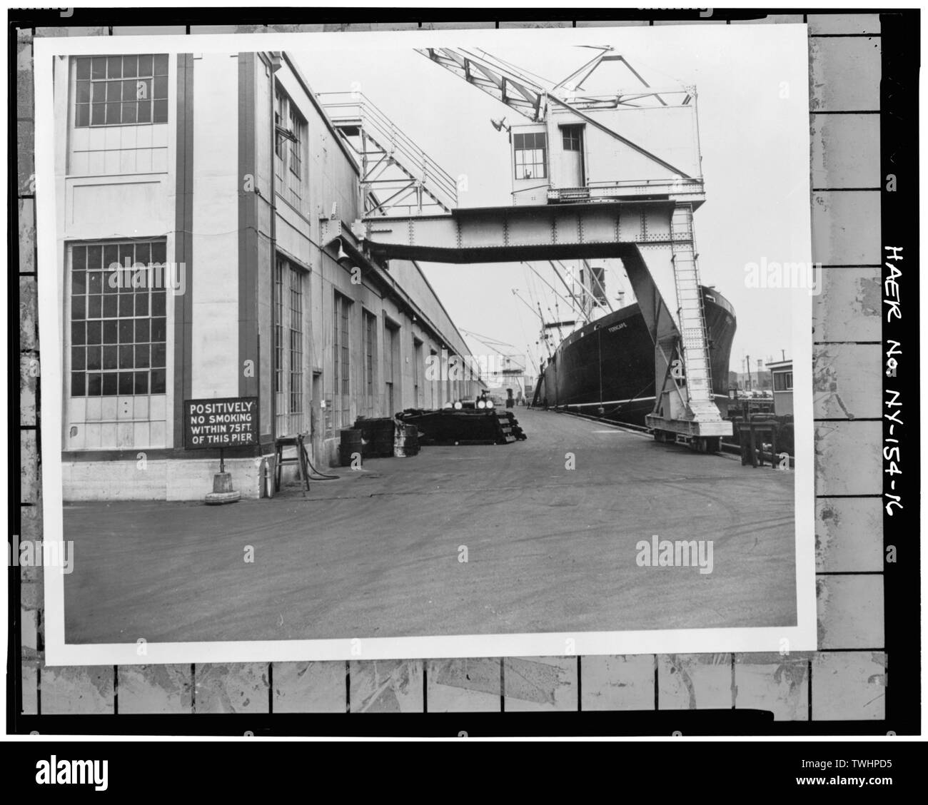 SEMI-gru a portale sul lato ovest del terminal PIER, guardando verso sud-ovest. c. 1949. (Negativo originale GT-801) - New York Barge Canal, Gowanus Bay Terminal Pier, ad est del supporto del grembiale Columbia Street, Brooklyn, Kings County, NY Foto Stock