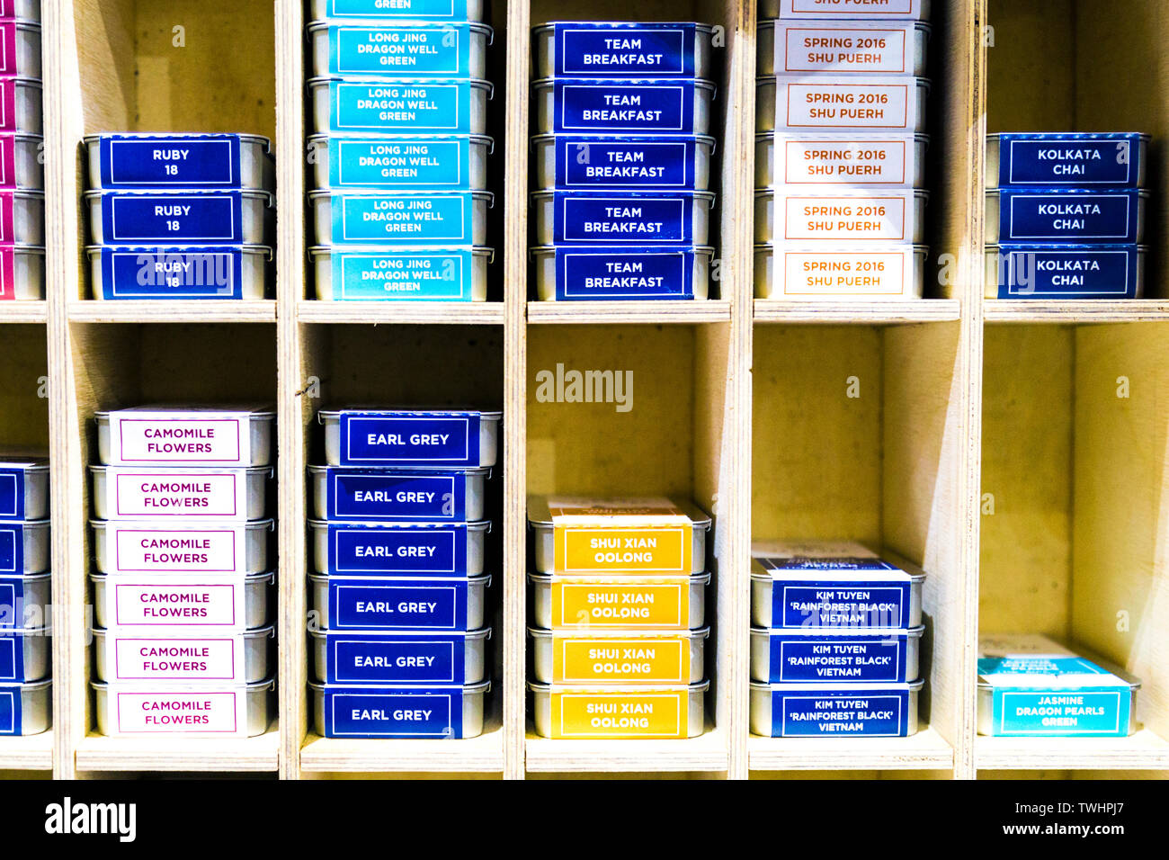 Piccole scatole di belle allentato il tè a foglia a FesTeaVal 2019 al Dock di tabacco, London, Regno Unito Foto Stock