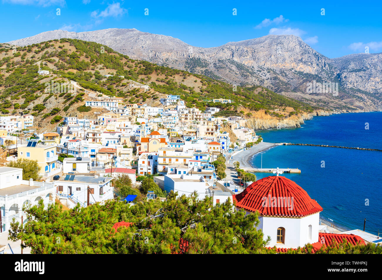 Vista del villaggio di Diafani con porta, Karpathos Island, Grecia Foto Stock