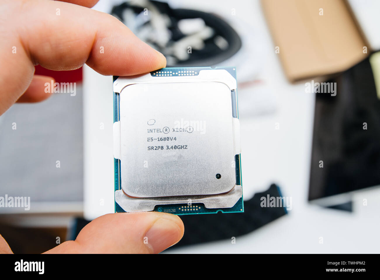 London, Regno Unito - 15 Maggio 2019: sopra vista macro di nuovo nuovo e potente E5-1680 V4 Intel Xeon professional processore CPU Broadwell FCLGA2011-3 Foto Stock