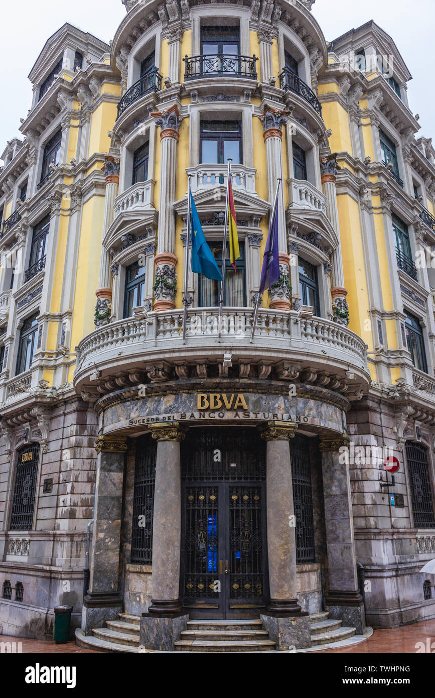 Il Banco Bilbao Vizcaya Argentaria - BBVA banca edificio sulla Calle Mendizabal street, in Oviedo Nella regione delle Asturie, Spagna Foto Stock