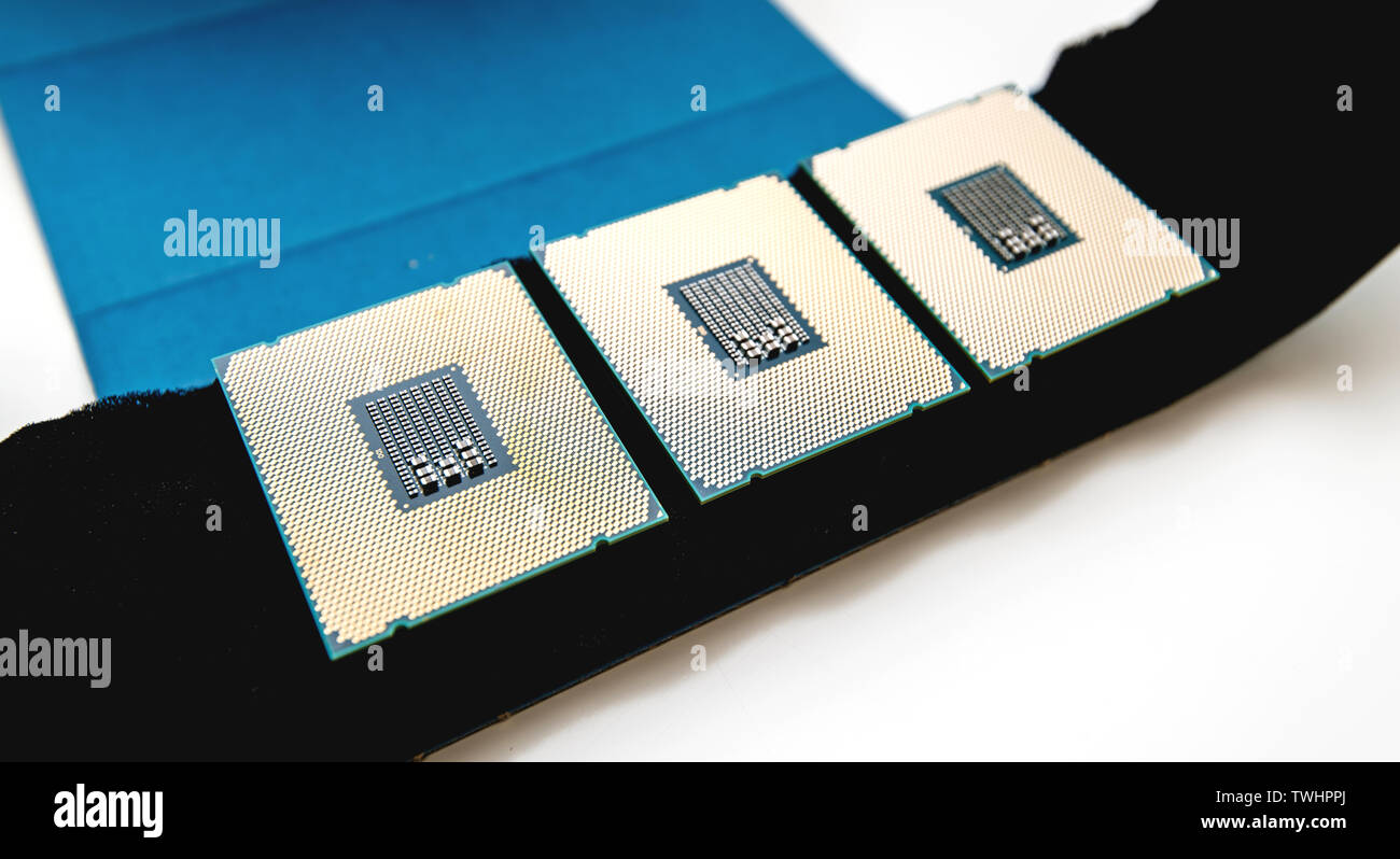 Unboxing spacchettamento sul tavolo di ingegneria di tre nuovi nuovi e potenti processori Intel Xeon professional processore CPU Foto Stock