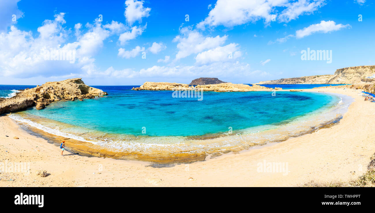 Vista panoramica della splendida spiaggia nel villaggio di Lefkos su Karpathos Island, Grecia Foto Stock