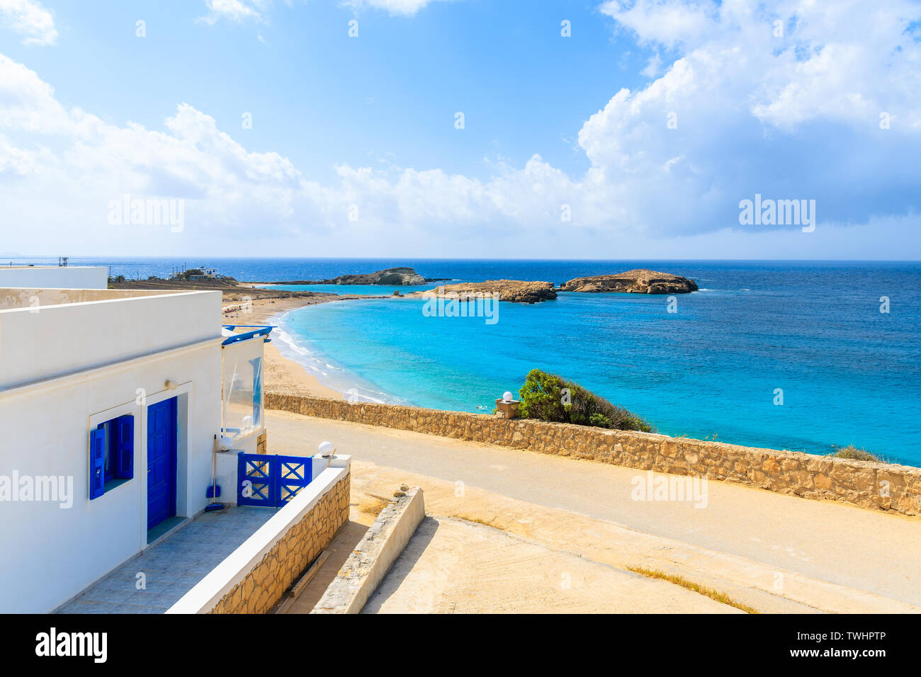 Tipico greco colore bianco e blu casa vicino alla spiaggia nel villaggio di Lefkos su Karpathos Island, Grecia Foto Stock