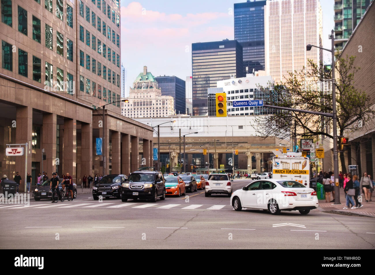 Toronto, Canada - 05 20 2018: il traffico su Bay street e Queens Quay incrocio nel centro cittadino di Toronto nel pomeriggio soleggiato. Bay Street è il centro di Foto Stock