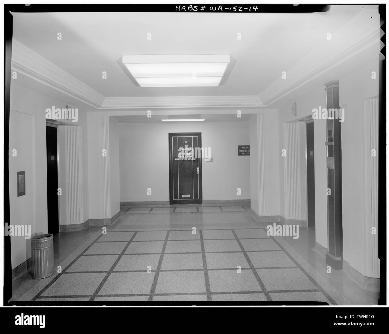 Settimo piano ELEBATOR LOBBY E GUARDANDO VERSO LA PORTA DI ENTRATA AL GIUDICE DELLA CAMERA - U. S. Courthouse, 1010 Fifth Avenue, Seattle, King County, WA; Maul, David, trasmettitore Foto Stock