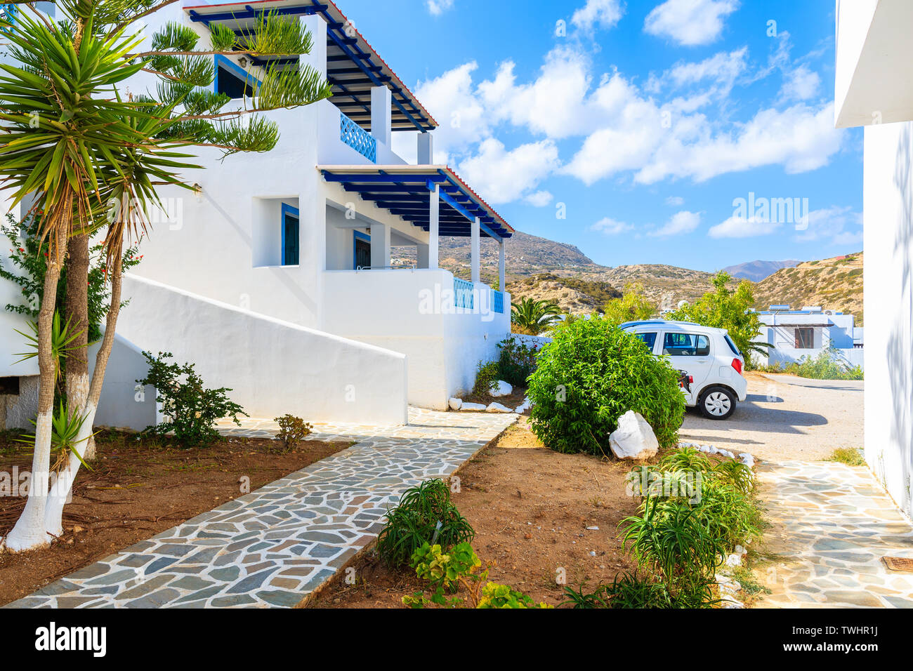 Tipico greco colore bianco e blu appartamenti turistici in villaggio Ammopi su Karpathos Island, Grecia Foto Stock