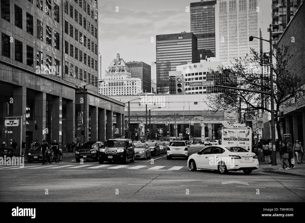 Toronto, Canada - 05 20 2018: il traffico su Bay street e Queens Quay incrocio nel centro cittadino di Toronto nel pomeriggio soleggiato. Bay Street è il centro di Foto Stock