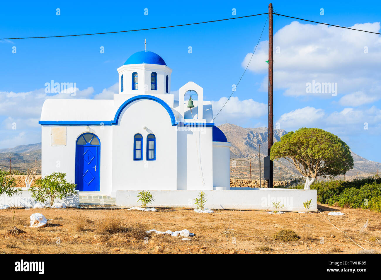 Bianco tradizionale chiesa nel paesaggio rurale di Karpathos Island, Grecia Foto Stock