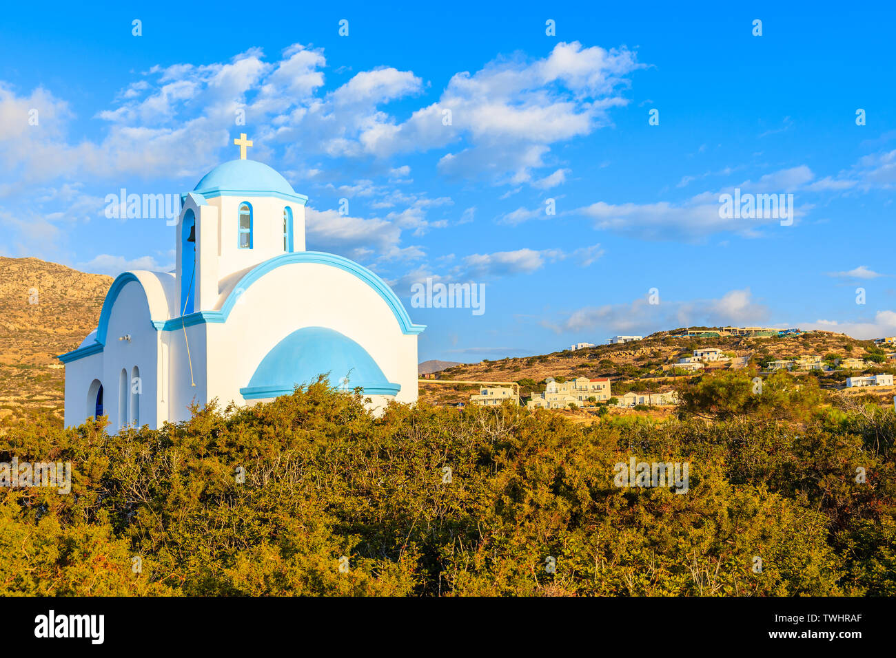 Bianco tradizionale chiesa nel villaggio di Ammopi, Karpathos Island, Grecia Foto Stock