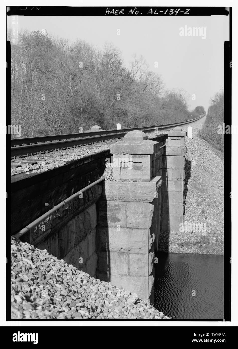 SHARP PROSPETTIVA VISTA DA VICINO A LIVELLO DEL BINARIO guardando ad est. - Southern Railroad arcata in pietra Bridge, Huntsville, Madison County, AL Foto Stock
